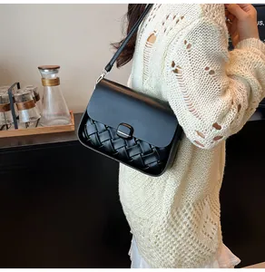Détail du sac porté épaule noir tissé en simili cuir texturé avec boucle métallique