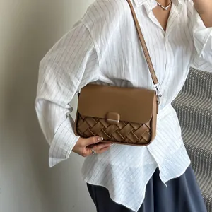 Sac bandoulière élégant en similicuir tressé marron avec bandoulière minimaliste