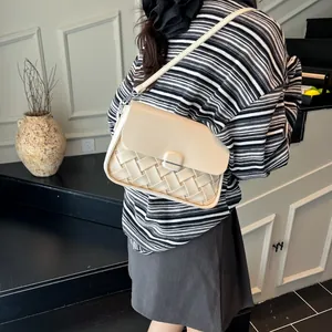 Sac bandoulière tissé beige pour femme avec bandoulière réglable dans un style chic