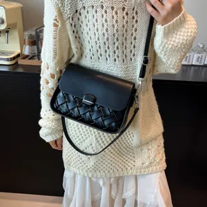 Sac à bandoulière tressé noir à la mode avec sangle réglable et boucle magnétique argent