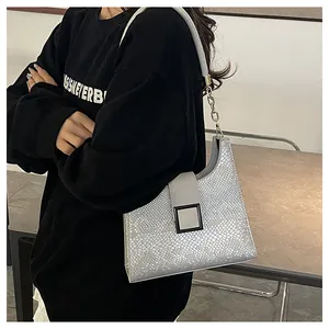 Sac à bandoulière argenté à texture écailles avec chaîne sur mannequin féminin