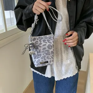 Sac Téléphone en Toile Imprimé Léopard Sac Bandoulière Vintage Petit Sac Carré Pendentif Coeur pour Femmes Mode Quotidien