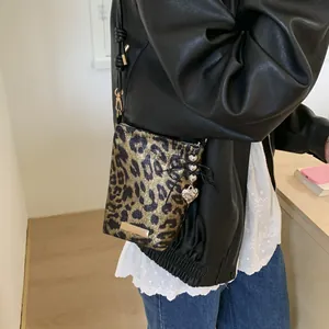 Petit sac bandoulière tendance imprimé léopard avec breloque cœur et fine bandoulière
