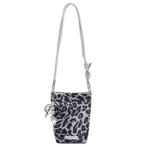 Mini sac à bandoulière léopard élégant avec chaîne argentée et breloque en forme de cœur
