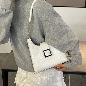 Sac à épaule blanc gaufré serpent avec boucle noire et bandoulière chaîne dorée