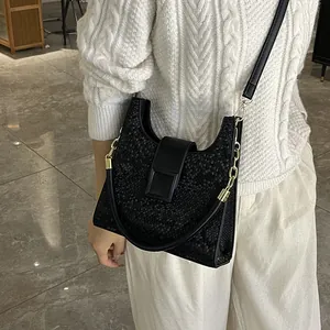 Sac bandoulière noir tendance motif écailles avec détails en métal doré chic