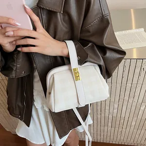 Bolso estilo doctor vintage con cuadros beige, cierre giratorio dorado y correa de hombro