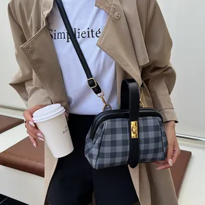 Bolso clásico de cuadros con ribete de cuero negro y cierre giratorio dorado de moda