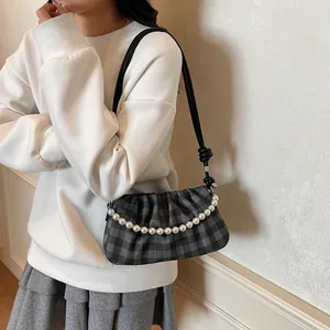 Sac sous le bras plissé à carreaux avec chaîne de perles blanches et bandoulière