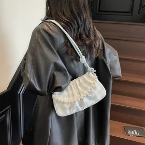 Sac nuage à carreaux bleu et blanc avec chaîne en perles et sangle nouée femme