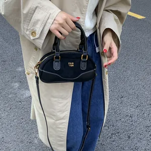 Bolso bowling retro de ante negro con cremalleras doradas y correa ajustable al hombro