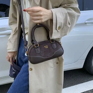 Bolso Boston mate marrón oscuro con logo PAN TOR para mujer mostrado en ambiente exterior