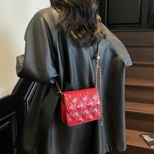 Elegante bolso bandolera acolchado rojo con bola dorada para mujeres con estilo