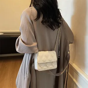 Elegante bolso de hombro acolchado blanco roto en modelo para el estilo de otoño 2025