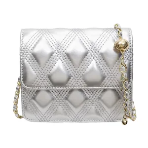 Bolso bandolera plateado acolchado con cadena dorada y hebilla de bola ajustable