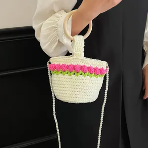 Bolso cubo de punto estilo francés con flores de tulipán y correa de perlas