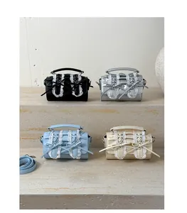 Detalle de bolsos de moda con encaje y lazos en negro, plata, azul y crema