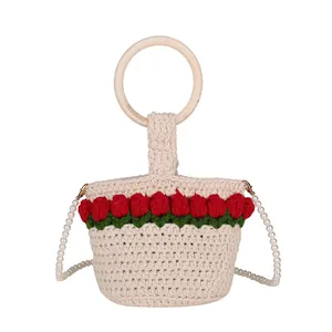 Bolso cubo de estilo campestre francés con tulipanes tejidos, asa de madera y perlas