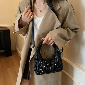 Bolso de mano de media luna plisado negro con pedrería y herrajes dorados estilo otoño