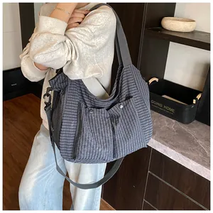 Detalle del bolso tote de cuadros con bolsillos delanteros y doble correa ajustable