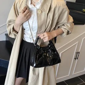 Bolso de mano negro brillante con pliegues y correa de cadena plateada para mujer