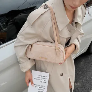 Bolso bajo el brazo minimalista de gamuza beige con tirantes dobles y hebillas doradas