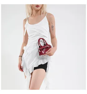 Détail du mini sac à main rouge en cuir verni brillant avec fermeture éclair en métal