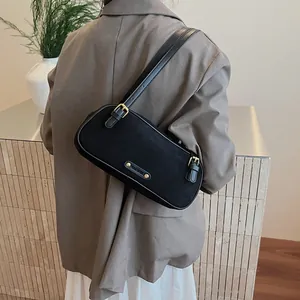 Bolso de hombro negro clásico en textura mate con correas doradas ajustables