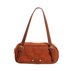 Bolso de hombro baguette de ante marrón con correa ajustable y detalles metálicos dorados