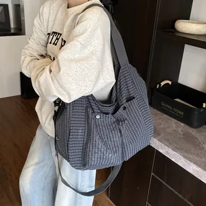 Bolso tote de lona a cuadros gris oscuro con múltiples bolsillos y correa ancha al hombro