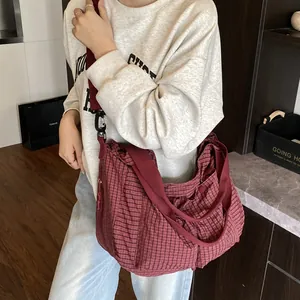 Bolso tote grande de cuadros granate con correa ancha usado como bolso bandolera casual