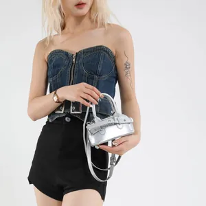 Sac à main chic argenté métallisé avec double poignée et bandoulière sur modèle