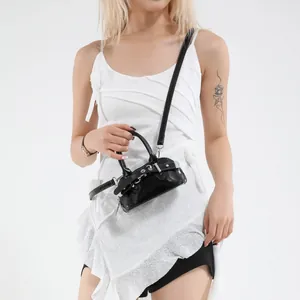 Sac à main noir brillant style Y2K avec rivets argentés et bandoulière fine