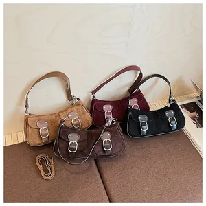 Bolsos de hombro retro en ante mate con bolsillos delanteros dobles y hebillas de metal