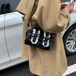 Bolso bandolera de cuero PU negro con encaje blanco y detalles de lazo estilo ballet