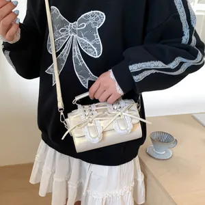 Bolso de mano elegante de encaje beige con lazo y correa ajustable estilo ballet