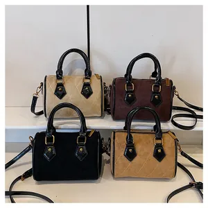 Detalle de bolsos Boston acolchados mates en beige, marrón, negro y camel con herrajes dorados