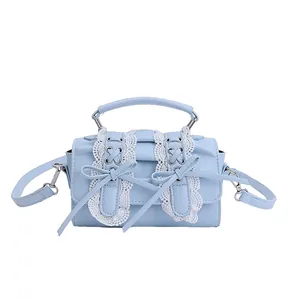 Bolso azul claro estilo ballet con encaje y lazos sobre un fondo blanco limpio