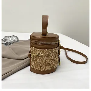 Detalle del bolso de hombro que muestra cuero rico y contraste de piel sintética
