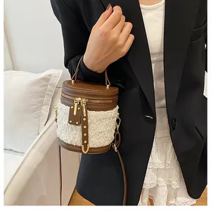 Detalle del bolso de cubo con piel marrón y suave tejido de borreguito blanco