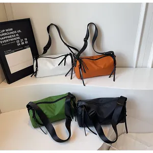 Bolsos bandolera cilíndricos de nailon en color blanco, naranja, verde y negro