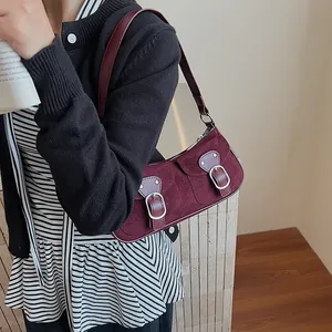 Bolso de hombro vintage de ante burdeos con correas de cuero y hebillas metálicas delante