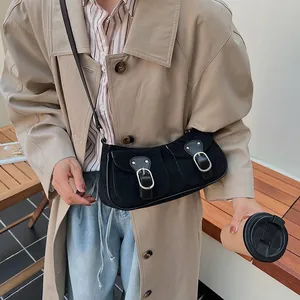 Bolso bandolera retro de ante negro con hebillas plateadas y correa ajustable para mujer