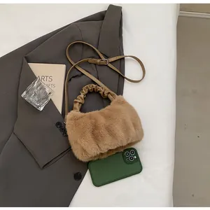 Détail du sac en peluche douce avec des poignées plissées uniques en forme de nuage