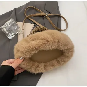 Détail du sac seau pelucheux kaki montrant la texture fausse fourrure et la bandoulière