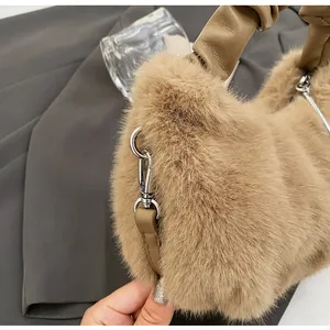 Gros plan sur la texture en peluche kaki et la poignée en cuir plissé marron