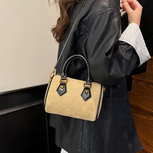 Bolso acolchado de ante caqui con adornos de cuero negro y detalles dorados
