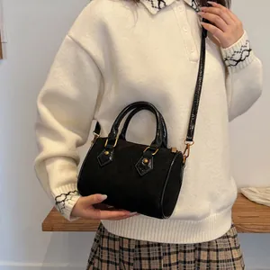 Bolso cilíndrico retro de ante negro con costuras de diamante y herrajes dorados