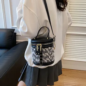Bolso cubo de tweed con ribete de cuero negro y tachuelas doradas para mujer moda