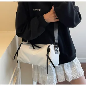 Vista de detalle del bolso boston de nailon blanco impermeable con correa negra